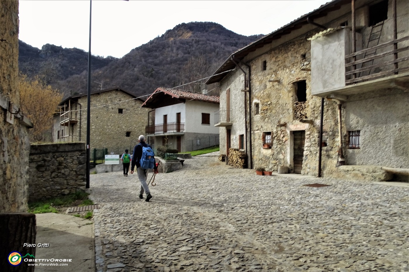 85 La piazzetta di Vettarola.JPG